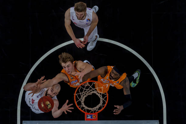 球逐渐逼近 球逐渐逼近